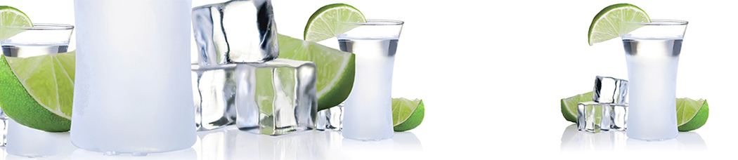 Скинали для кухни - напитки, белый фон, лайм, водка, стопка, лед, кубики льда