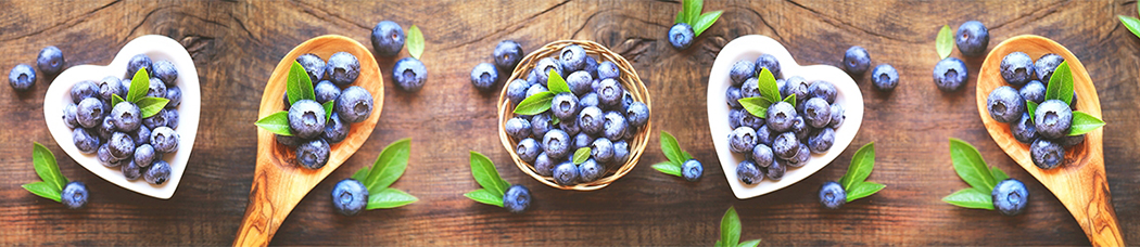 Скинали для кухни - коричневый фон, деревянный, ягоды, черника, голубика, ложка, листья, сердце