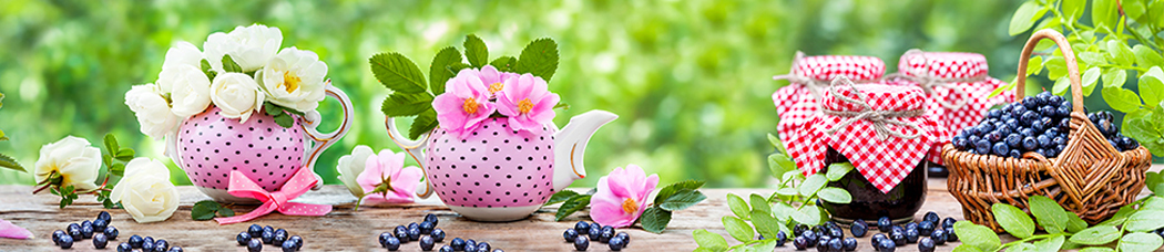 Скинали для кухни - зеленый фон, размытый фон, белые цветы, розовый, розовые цветы, корзина, корзинка, корзинки, корзины, ягоды, деревянный, банки, варенье, голубика, черника, в горошек, листья